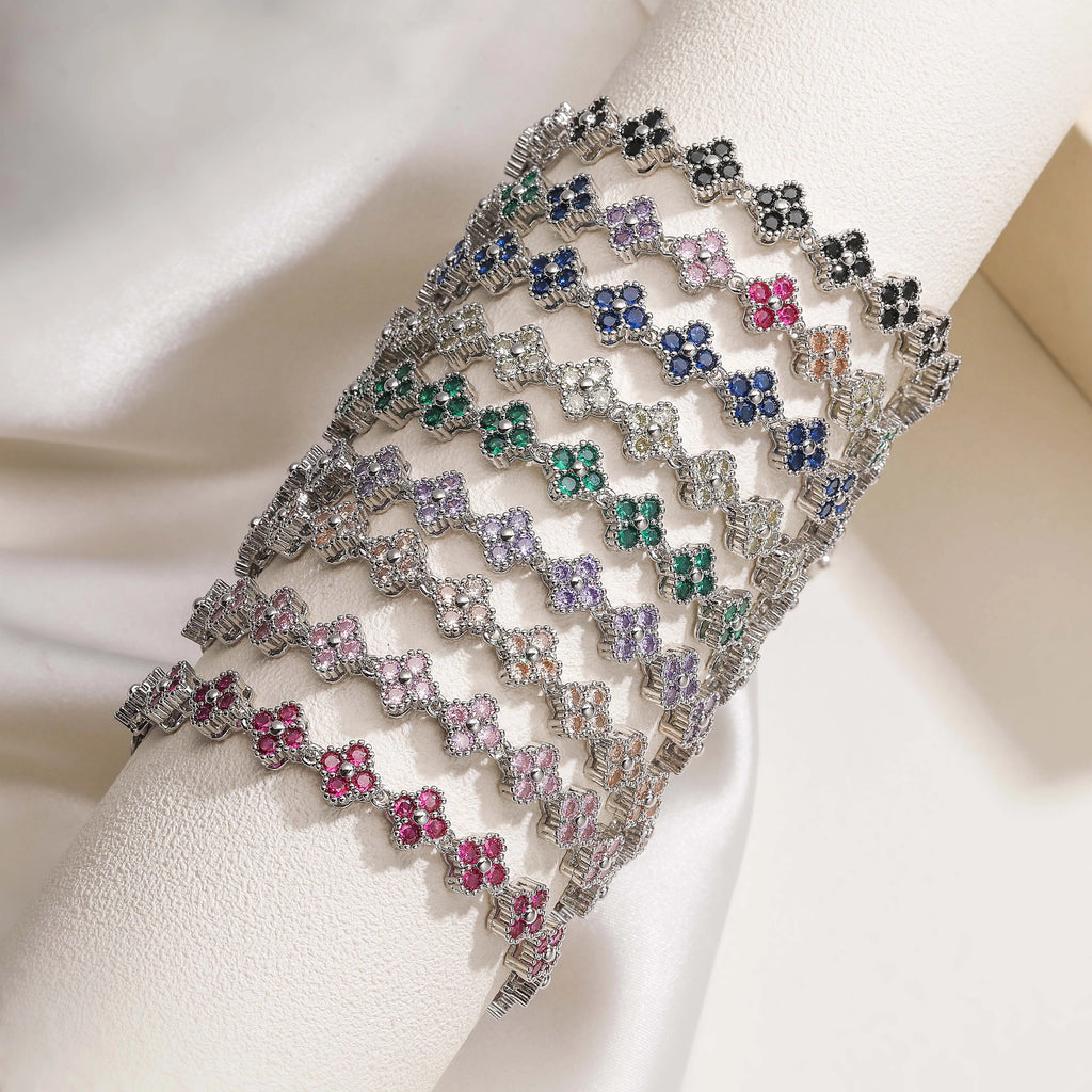 Bracelets Ambre & Lune superposés au poignet, finition argentée, fleurs en strass CZ multicolores