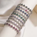 Bracelets Ambre & Lune superposés au poignet, finition argentée, fleurs en strass CZ multicolores