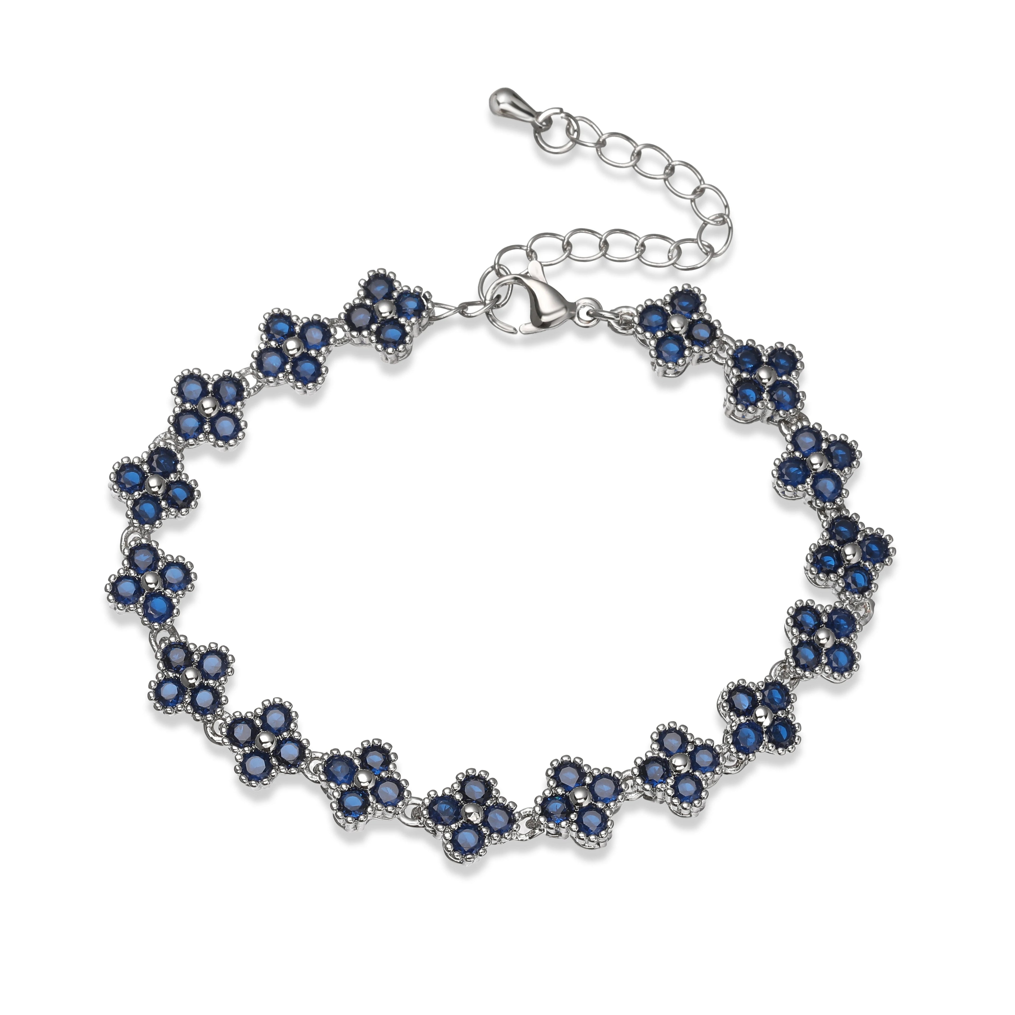 Bracelet fin Ambre & Lune, finition argenté, fleurs en strass CZ bleu — bijou ajustable minimaliste pour femme