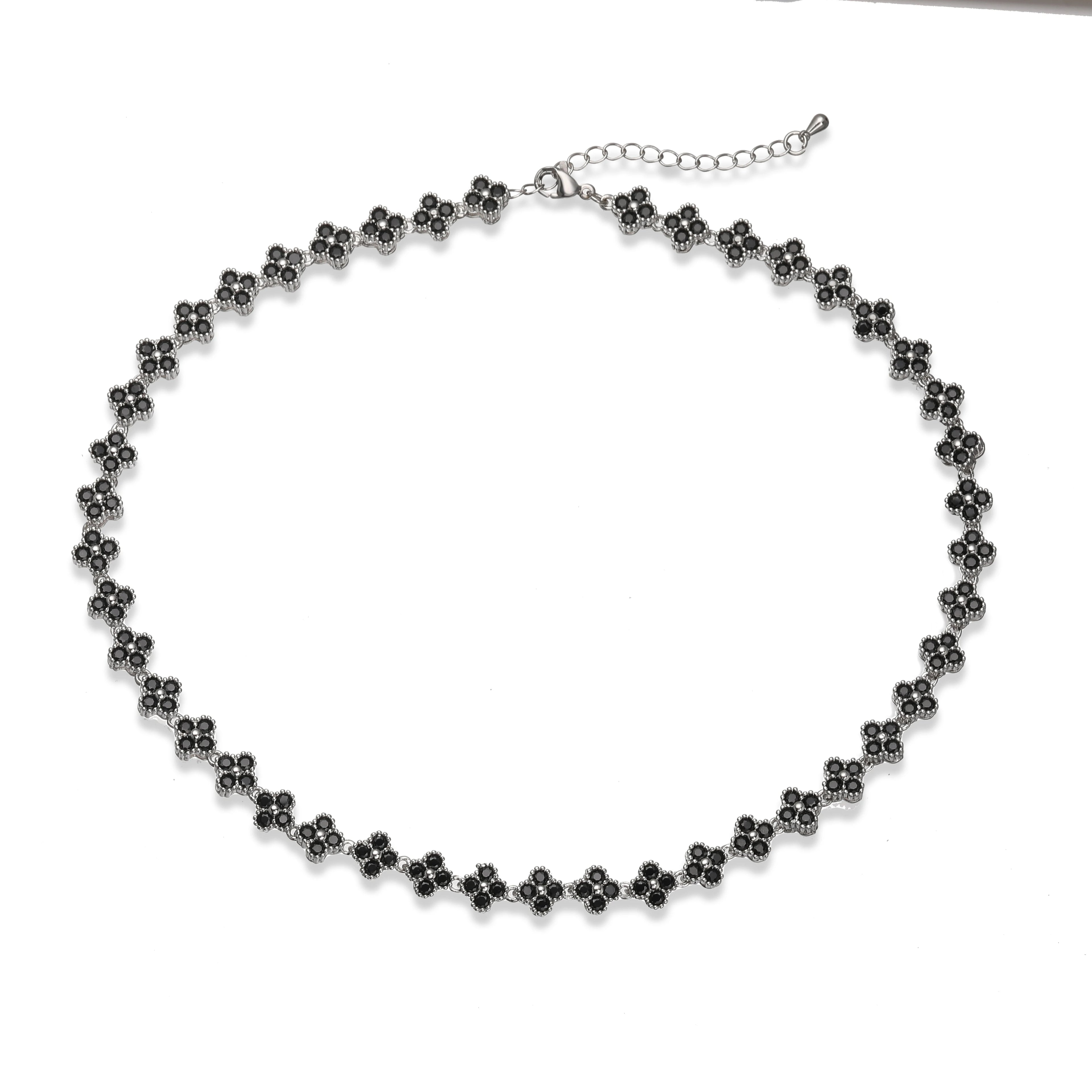 Collier fin Ambre & Lune, finition argenté, perles fleurs en strass CZ noir — bijou ajustable minimaliste pour femme