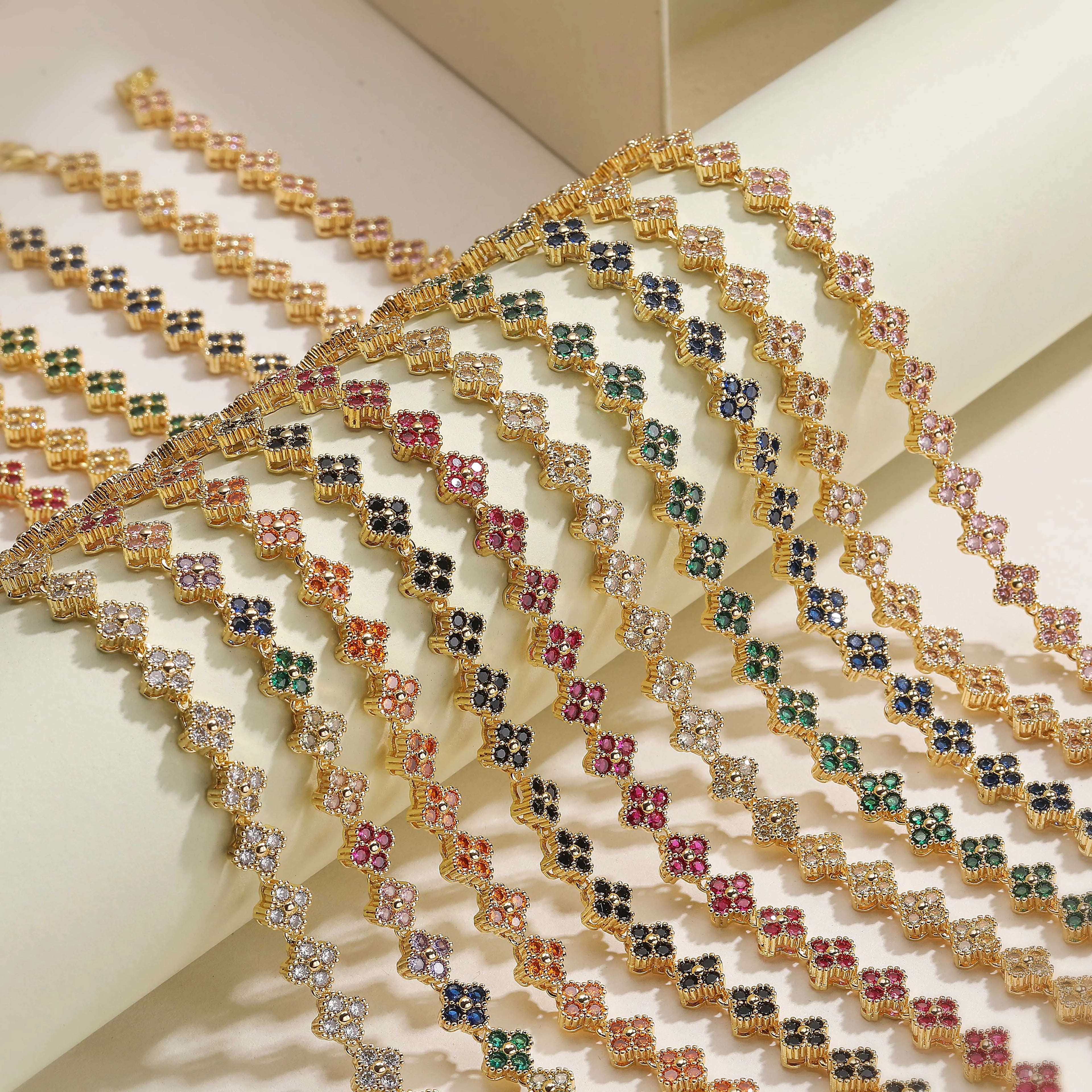 Collection de bracelets fins Ambre & Lune, finitions argentée et dorée, fleurs en strass CZ multicolores