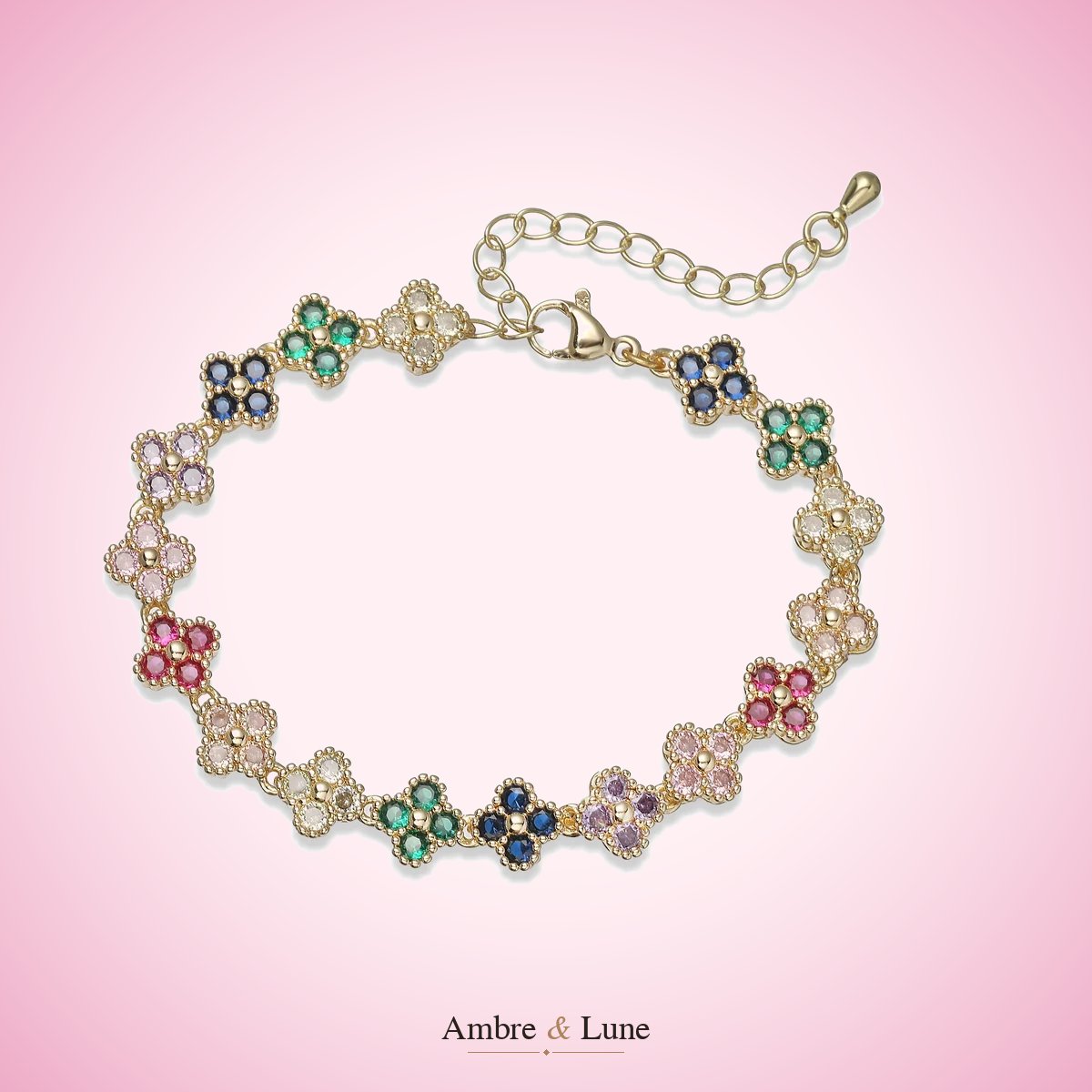 Cliente Ambre & Lune portant un bracelet doré aux fleurs multicolores