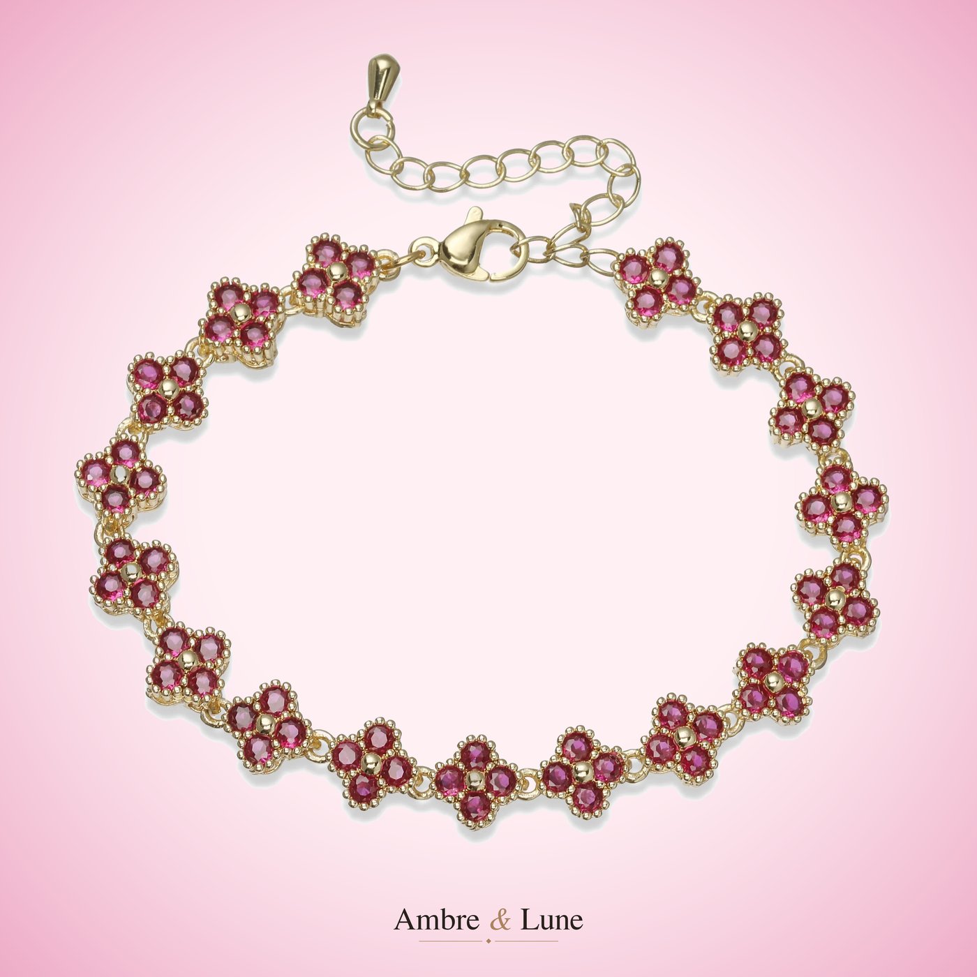 Cliente Ambre & Lune portant un bracelet fin orné de fleurs en strass rouge