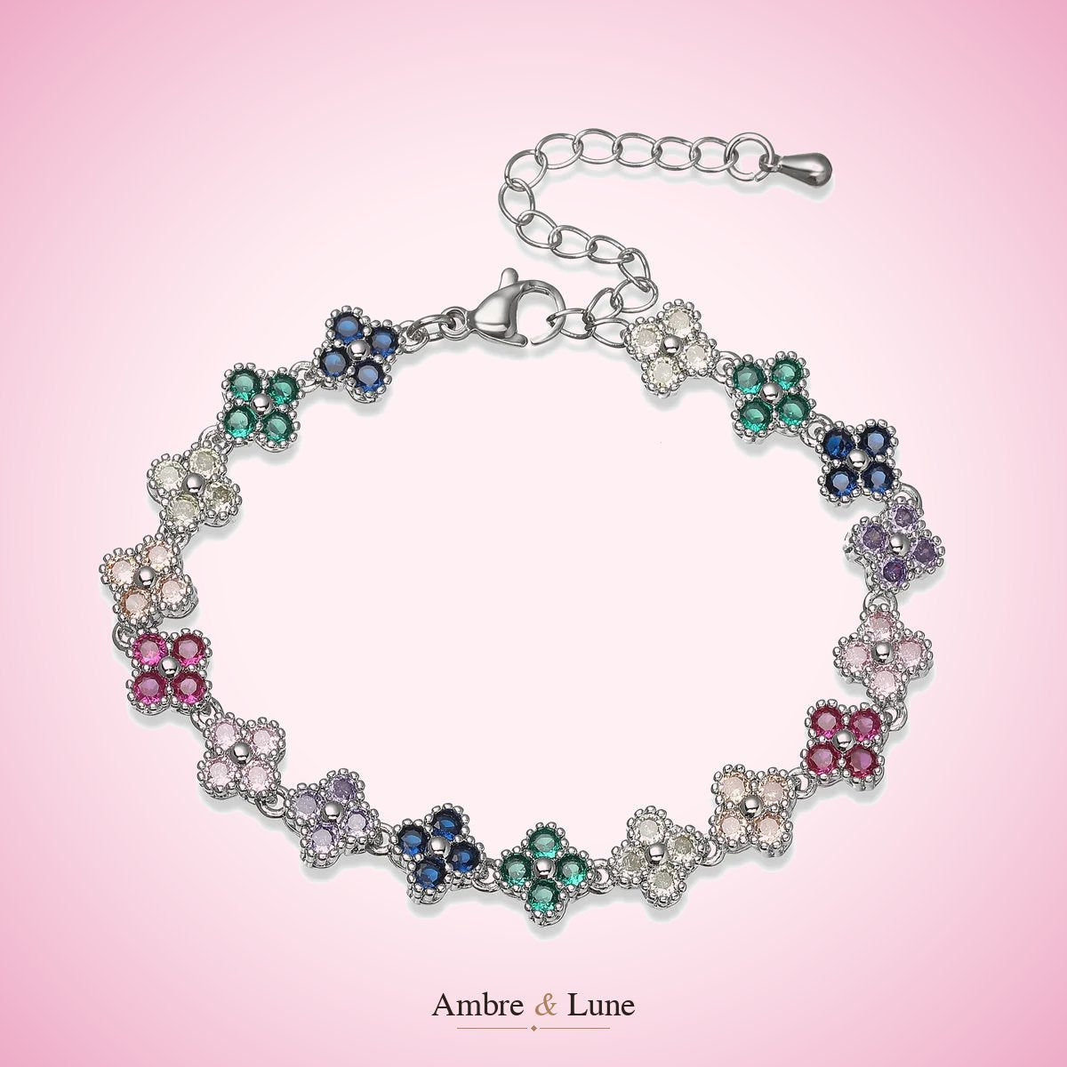 Cliente Ambre & Lune portant un bracelet fin aux pierres multicolores