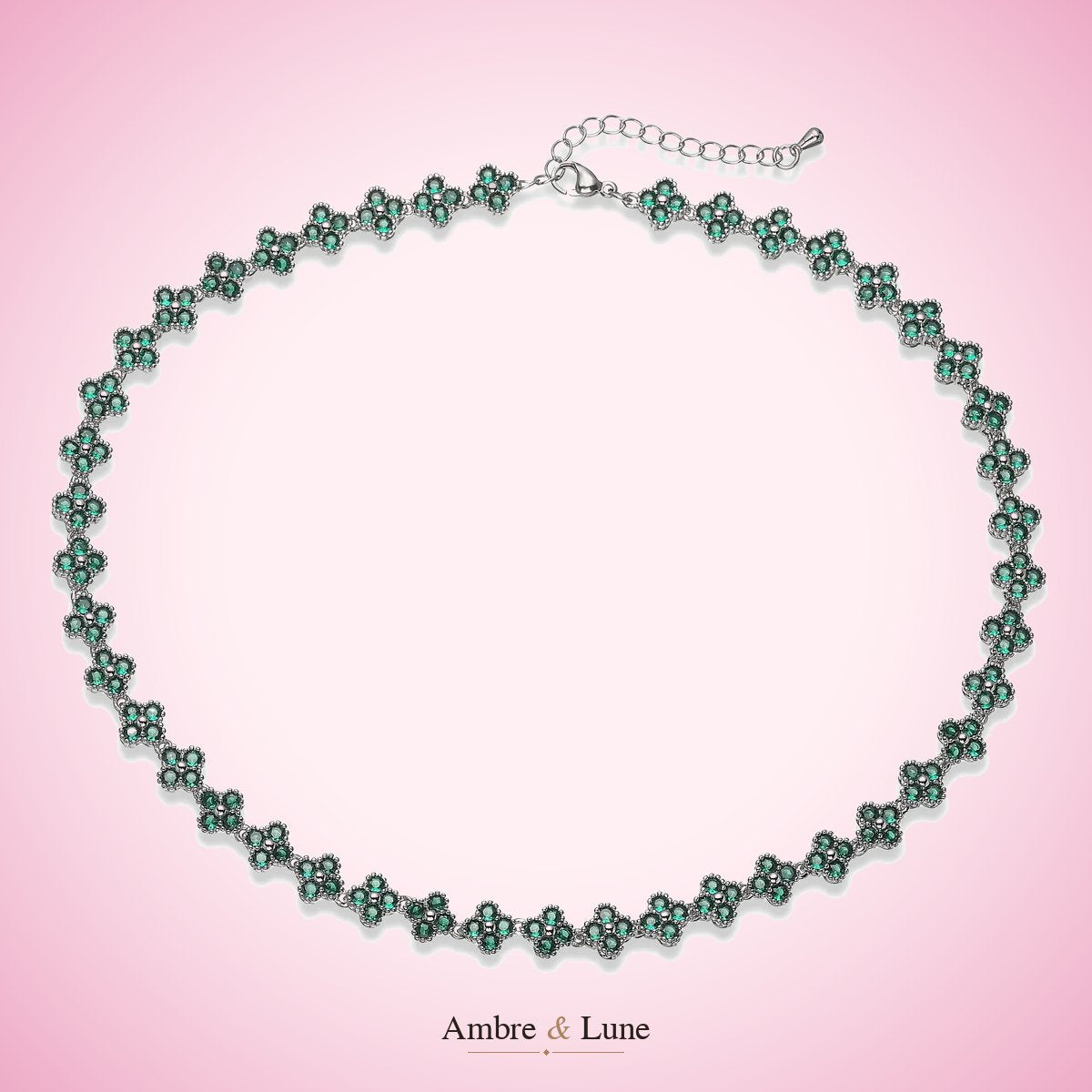 Cliente Ambre & Lune portant un collier orné d'une pierre émeraude