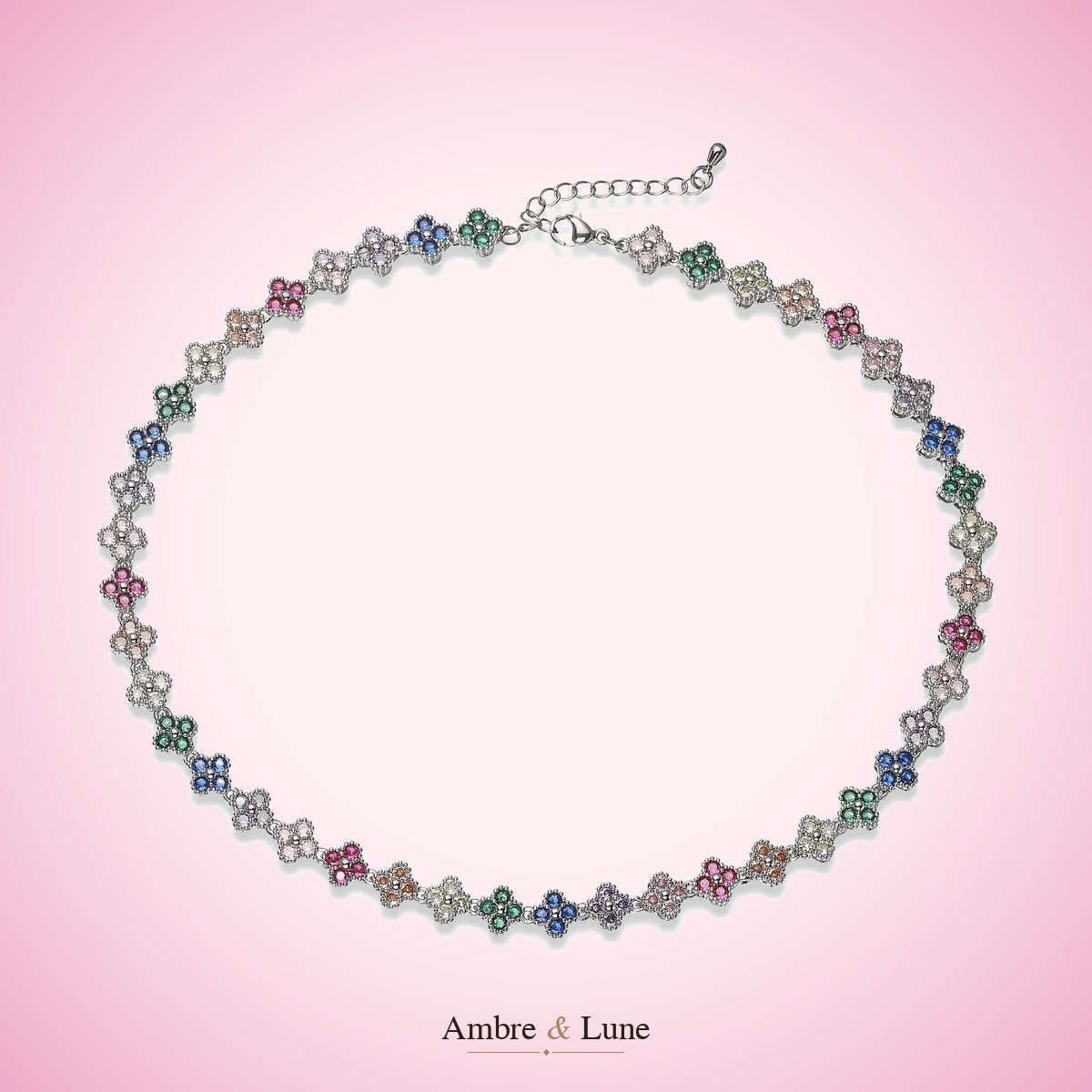 Cliente Ambre & Lune portant un collier fin multicolore