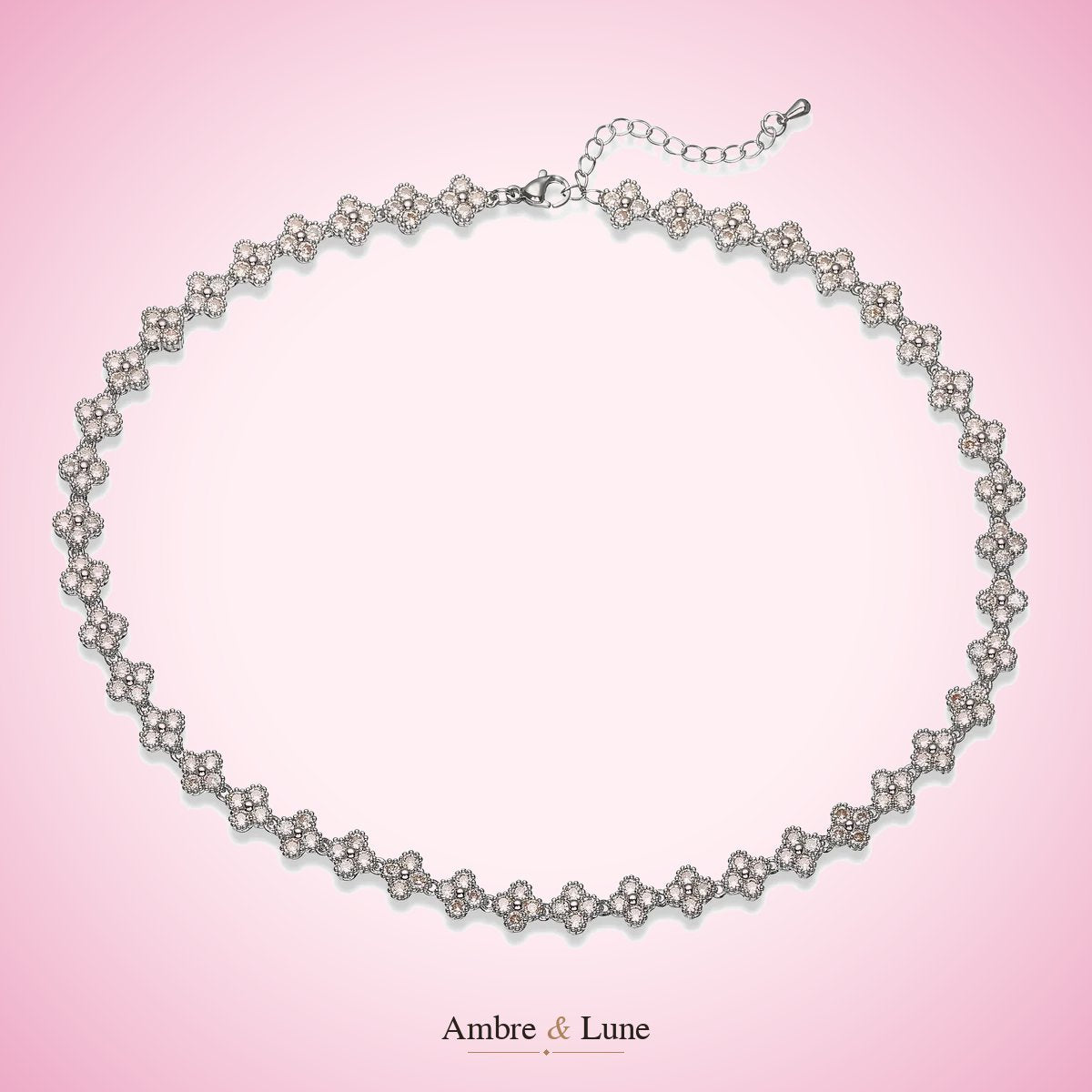 Cliente Ambre & Lune portant un collier fin aux pierres blanches